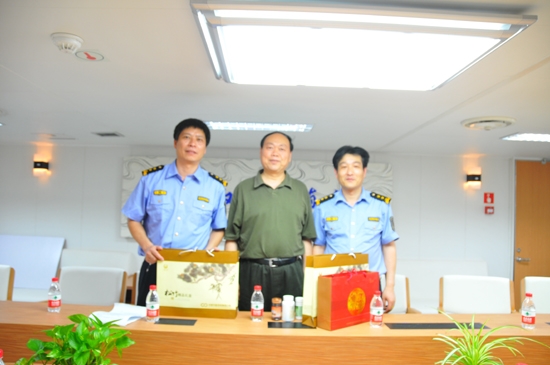 部主任杨东录和党群工作部企业文化处处长程华组成的中国节能慰问小组